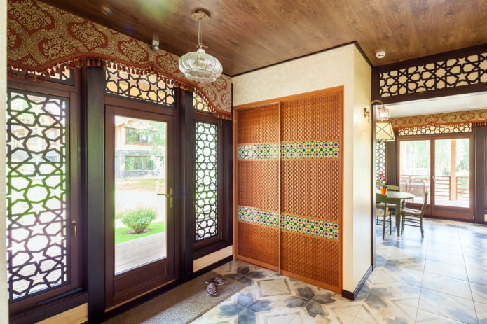 armoire en forme de cloison à l'intérieur de la cuisine-couloir