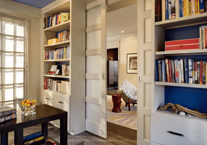 armoire avec une porte en forme de cloison à l'intérieur