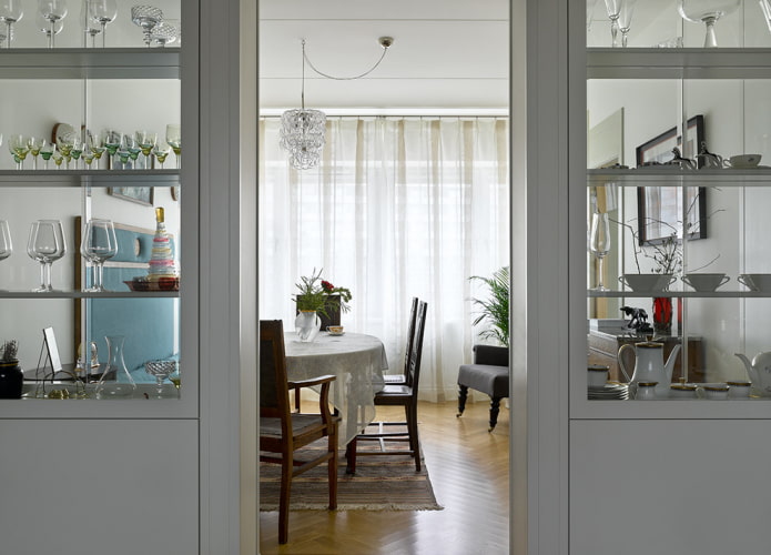 cloison en forme d'étagère avec vaisselle à l'intérieur