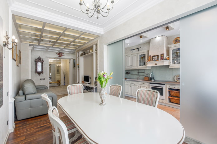 cloison à l'intérieur de la cuisine-salle à manger