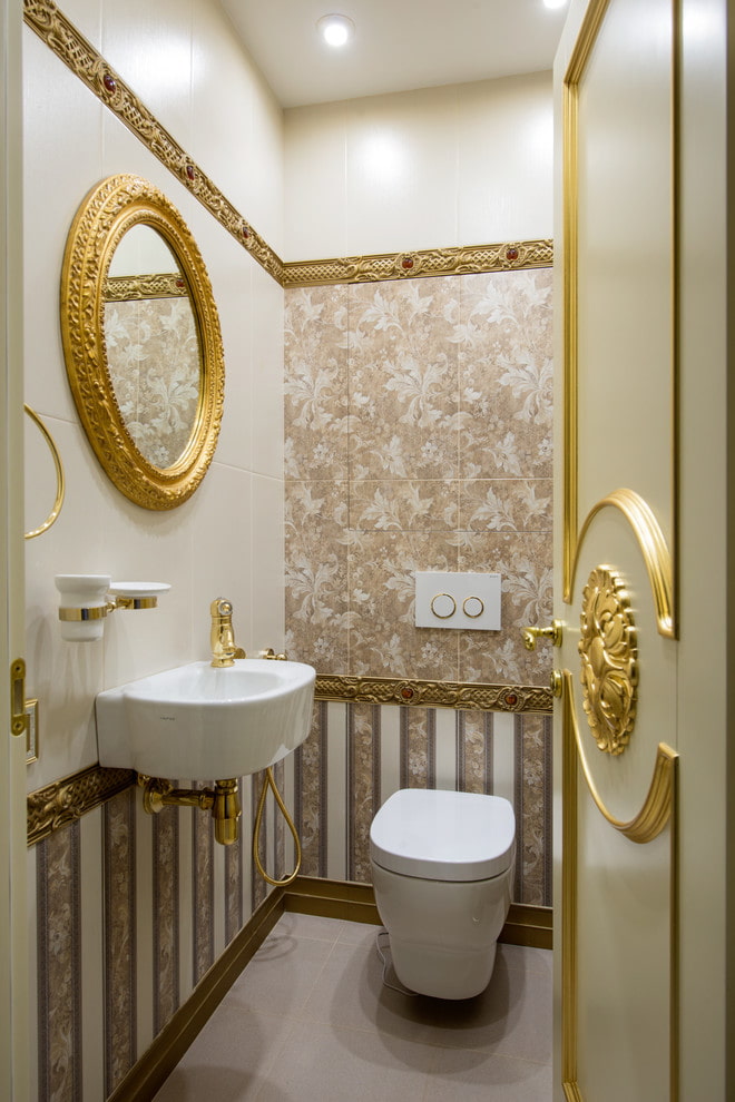 miroir à l'intérieur des toilettes