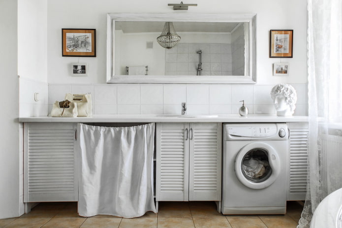 miroir sur le comptoir à l'intérieur de la salle de bain