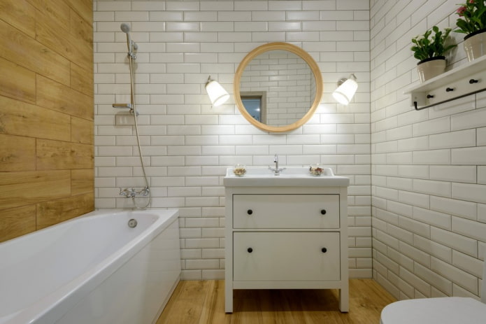 miroir à l'intérieur de la salle de bain dans le style scandinave