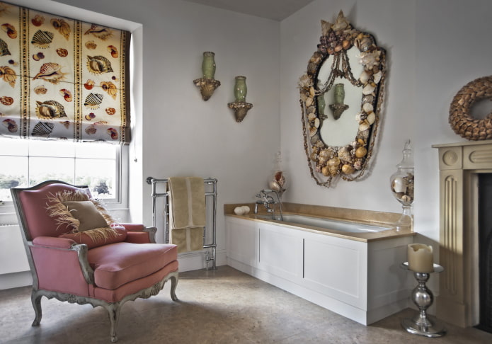 miroir avec des coquillages à l'intérieur de la salle de bain