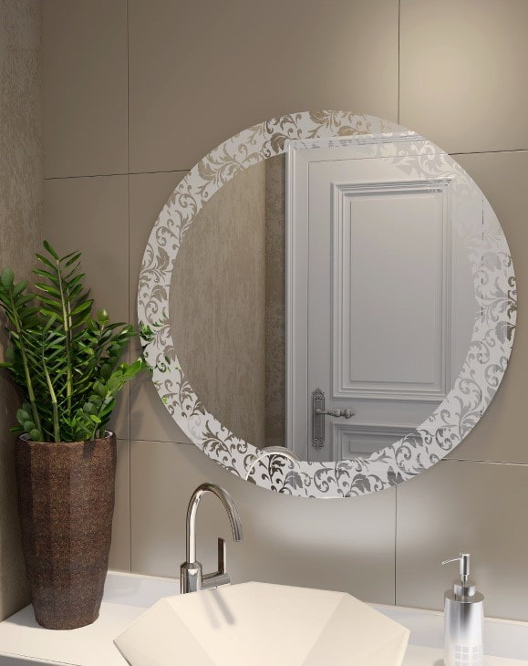 miroir avec motif sablé à l'intérieur de la salle de bain