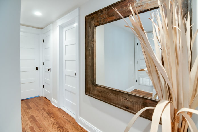 miroir dans un cadre en bois à l'intérieur du couloir