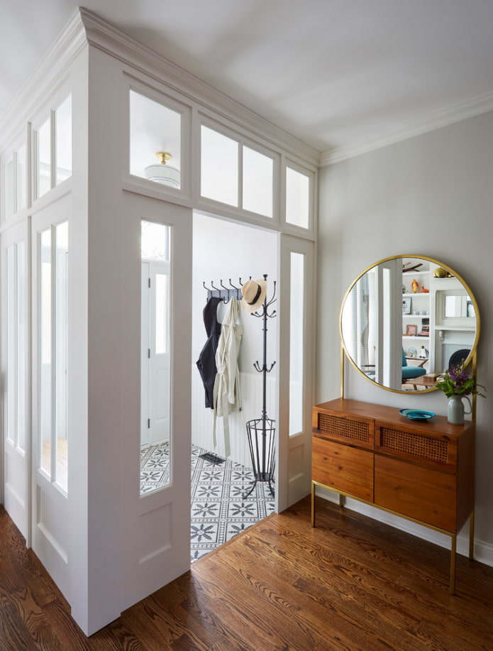 miroir rond à l'intérieur du couloir