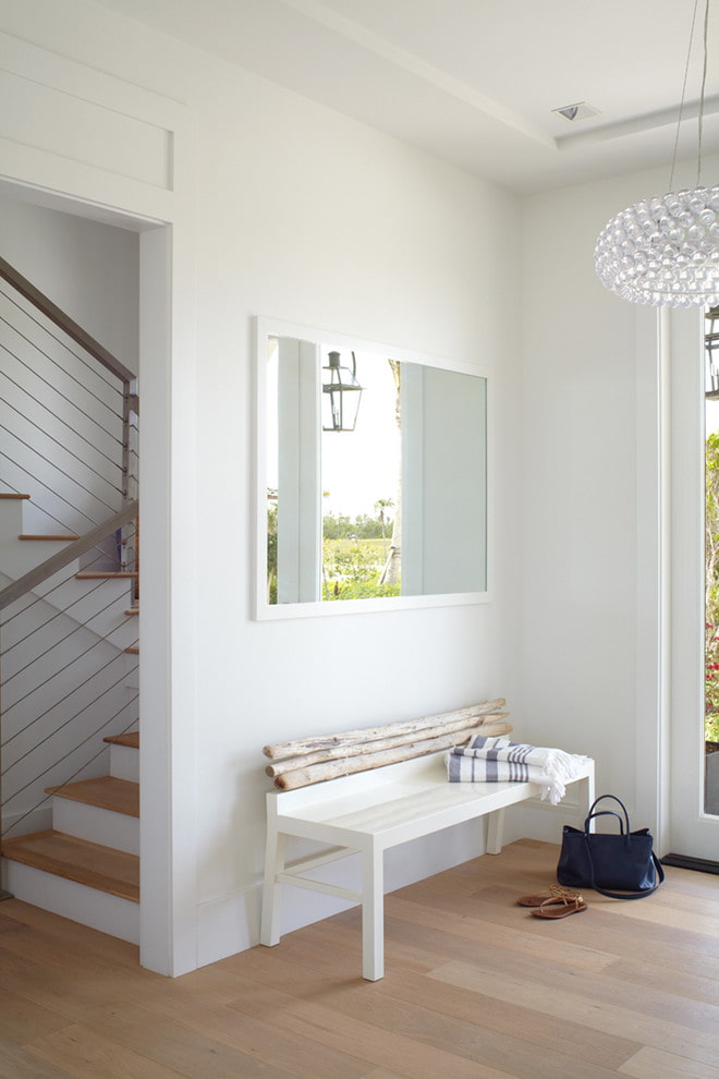 miroir dans un cadre blanc à l'intérieur du couloir