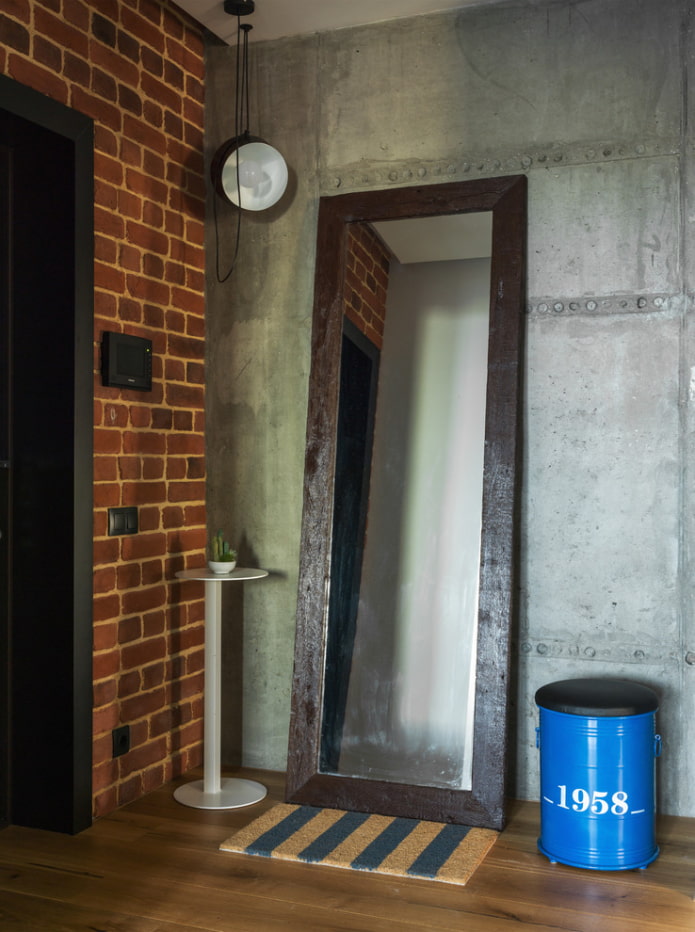 miroir à l'intérieur du couloir dans le style loft