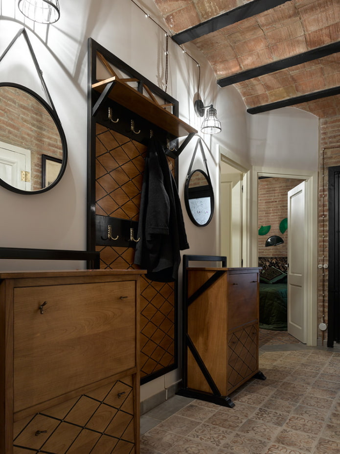 miroirs à l'intérieur du couloir dans le style loft