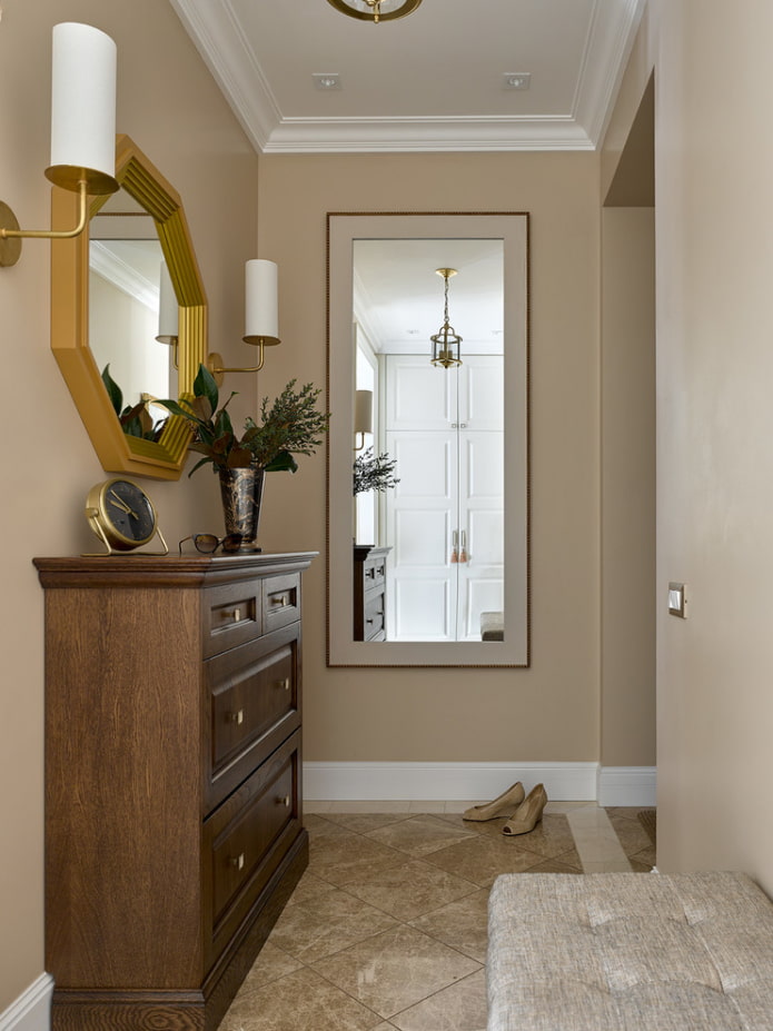 miroirs à l'intérieur du couloir