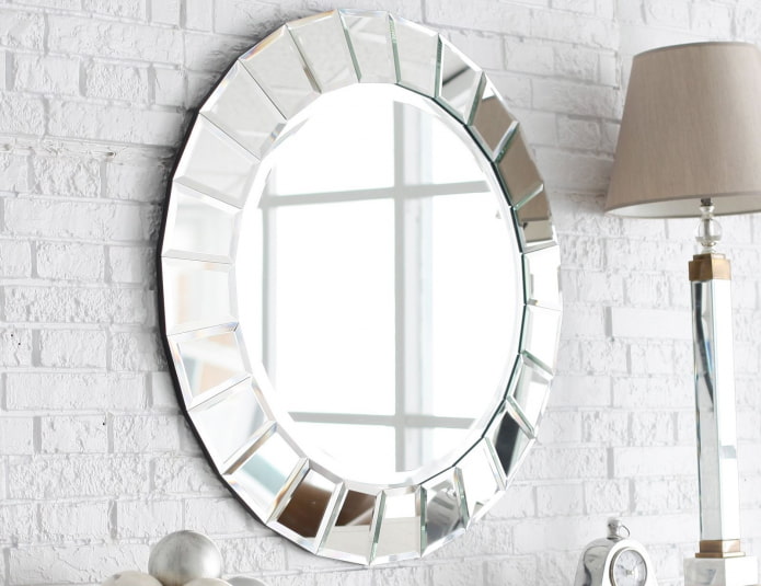 miroir rond à facettes à l'intérieur