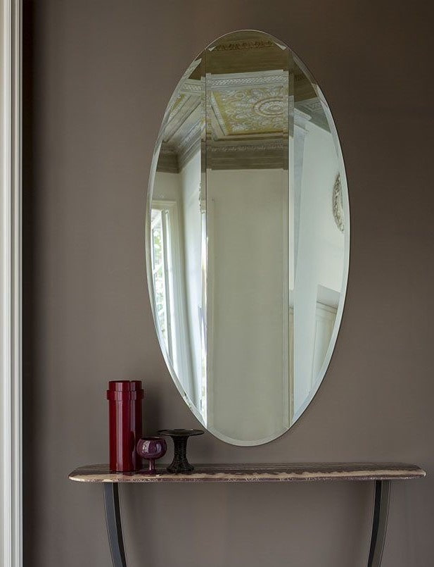 miroir ovale à facettes à l'intérieur