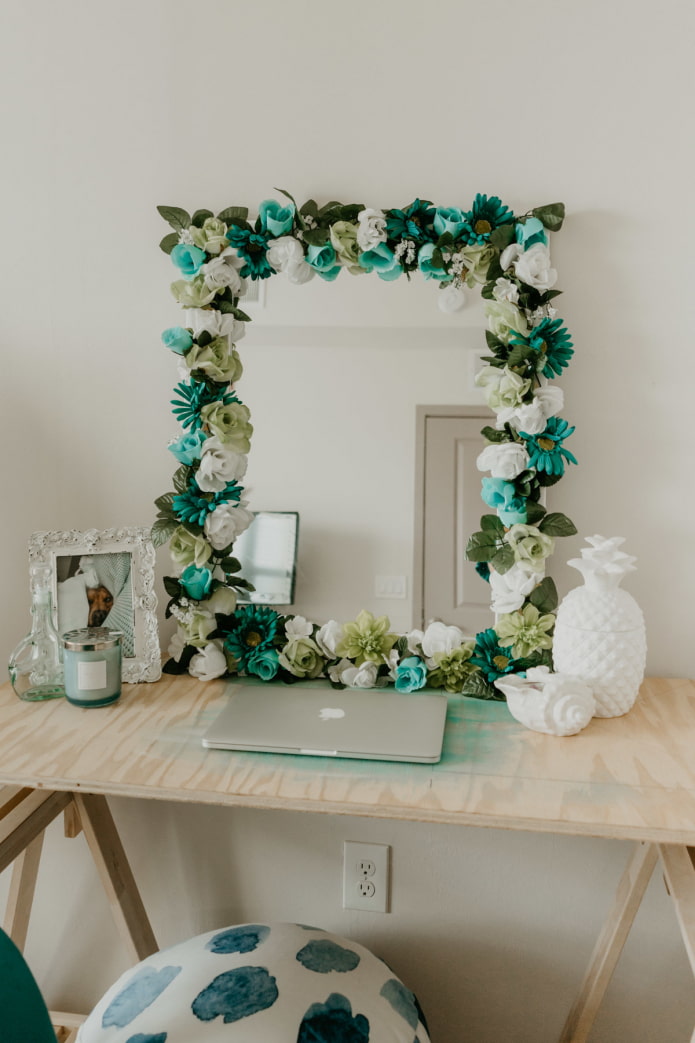 miroir décoré de fleurs à l'intérieur