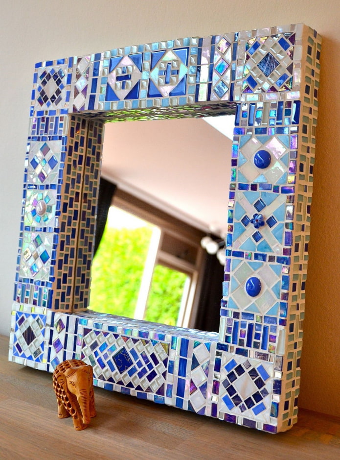 miroir dans un cadre en mosaïque à l'intérieur