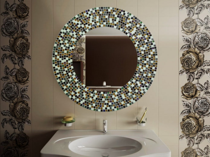 miroir dans un cadre en mosaïque à l'intérieur