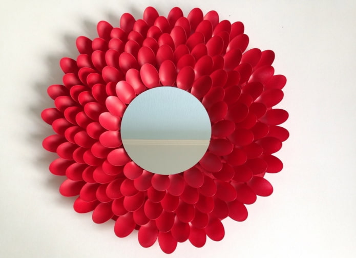 miroir décoré de cuillères en plastique