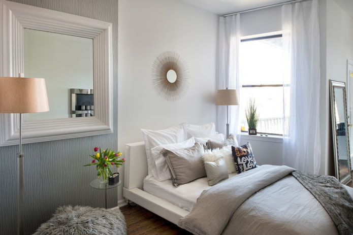 miroir dans un cadre blanc à l'intérieur de la chambre