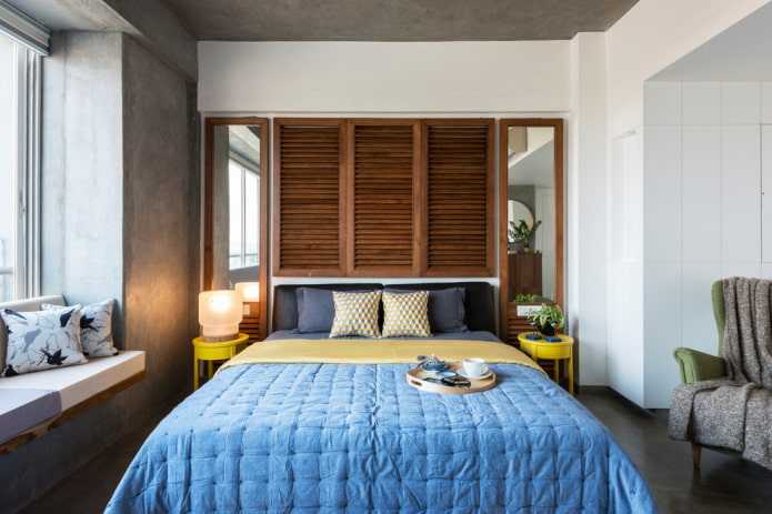 miroirs dans des cadres marron à l'intérieur de la chambre