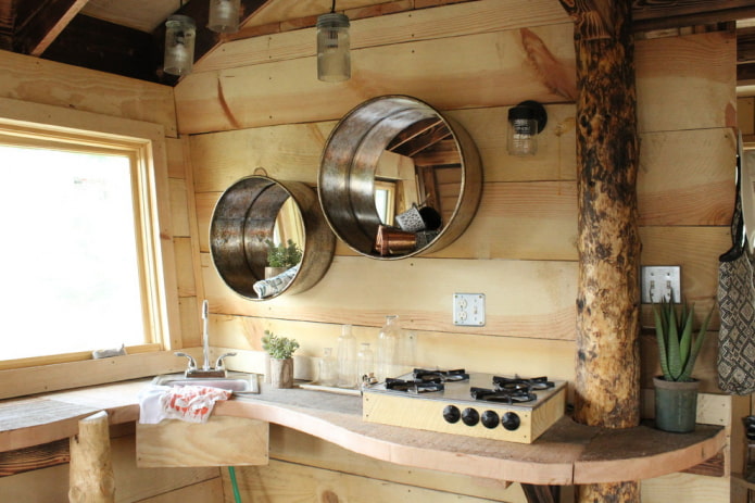 décor de miroirs à l'intérieur de la cuisine