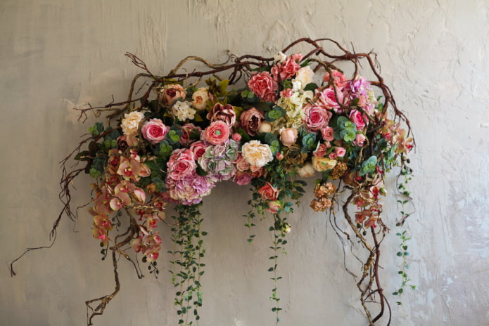 panneau de fleurs sur le mur à l'intérieur