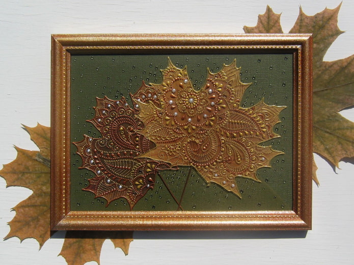 panneaux de feuilles sur le mur à l'intérieur