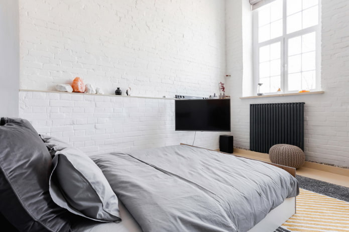 TV à l'intérieur de la chambre dans le style loft