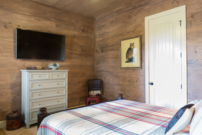 TV à l'intérieur d'une petite chambre