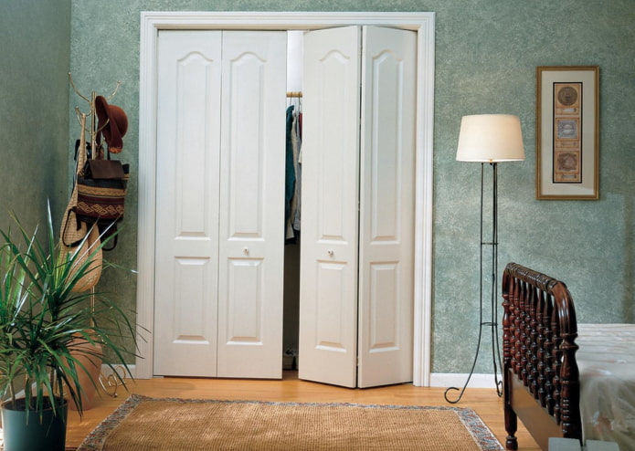 portes en accordéon dans un intérieur de style provençal