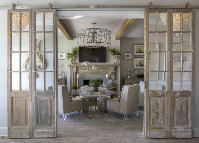 portes brossées dans un intérieur de style provençal