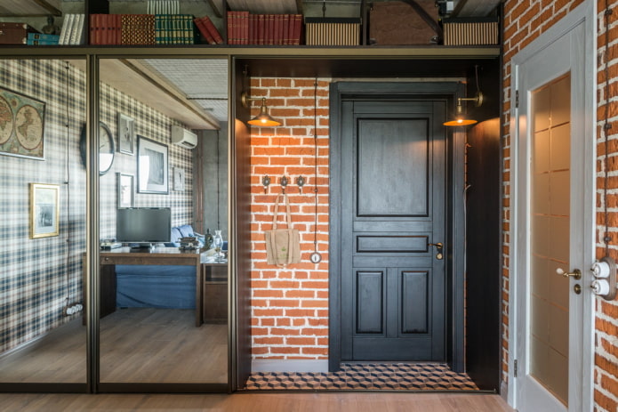 porte d'entrée dans le couloir dans le style loft