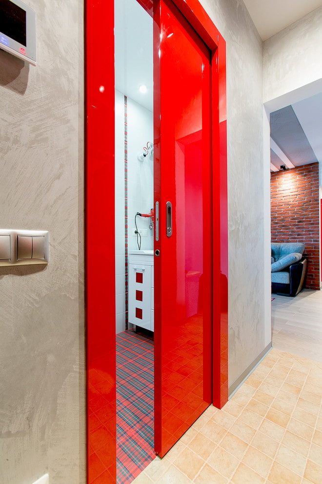 portes rouges à l'intérieur dans le style loft