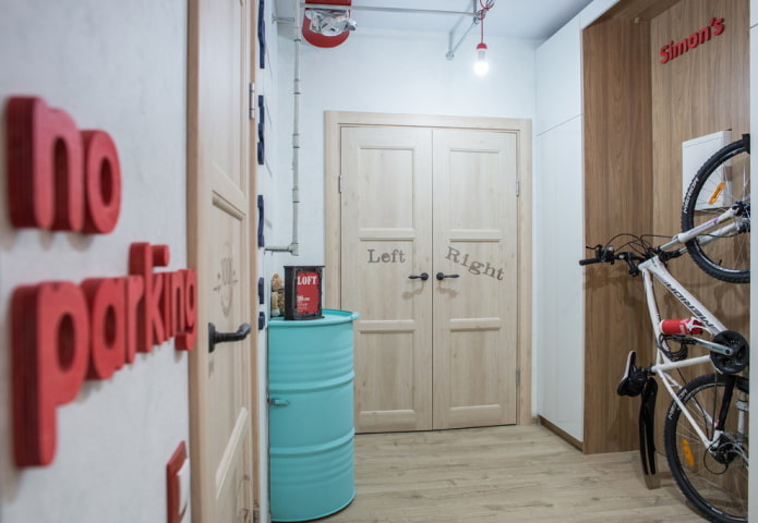 portes avec inscriptions à l'intérieur dans le style loft