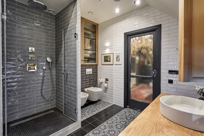 porte à l'intérieur de la salle de bain dans le style loft