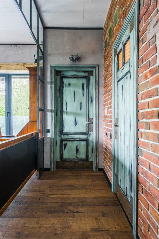 portes vieillies dans un intérieur de style loft