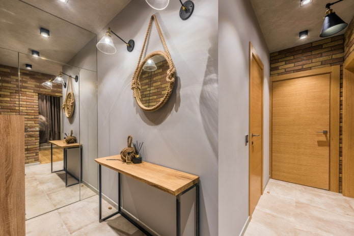 portes en bois dans le couloir dans le style loft