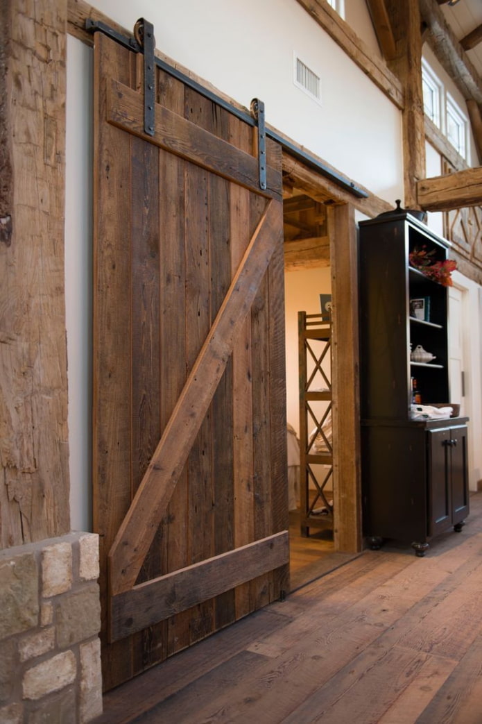 portes brunes à l'intérieur dans le style loft