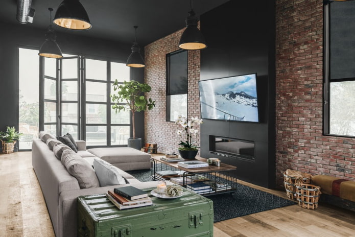 Panneau TV au-dessus de la cheminée dans l'intérieur de style loft