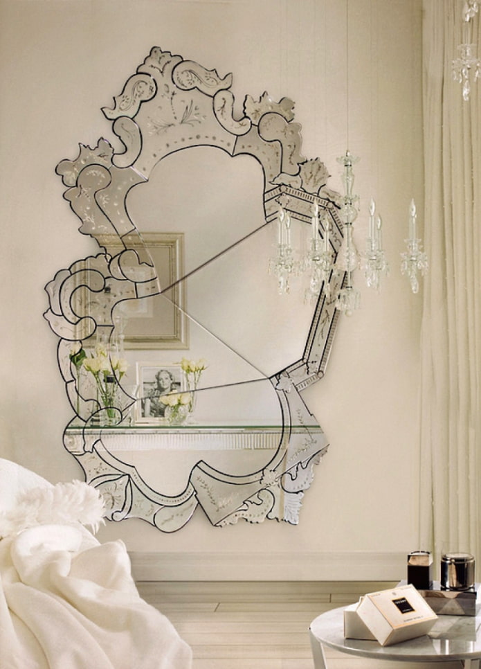 miroir bouclé à l'intérieur