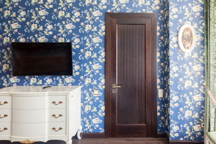 portes de couleur wengé combinées avec du papier peint à l'intérieur