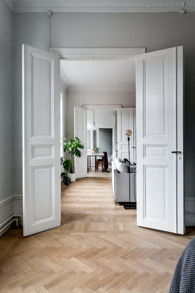 portes en bois blanches à l'intérieur