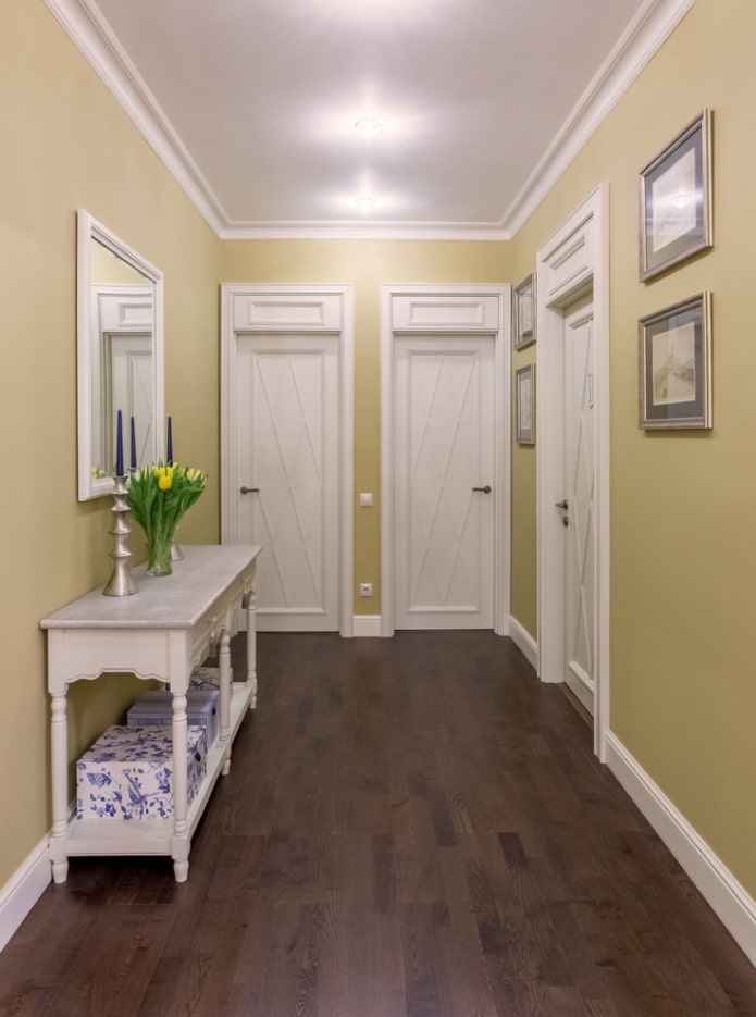 portes blanches avec sol sombre à l'intérieur