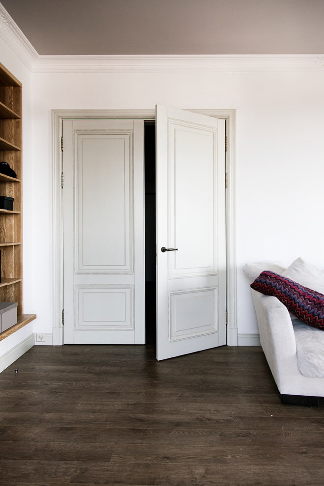 portes blanches avec sol sombre à l'intérieur