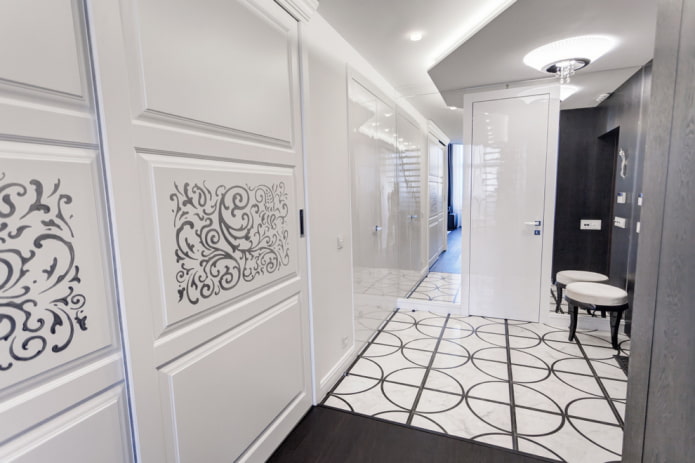 portes en blanc avec un motif à l'intérieur