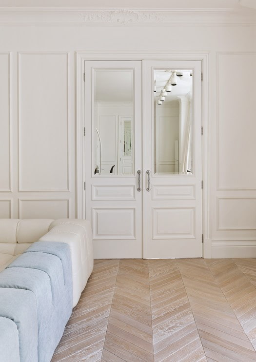 portes blanches avec inserts miroir à l'intérieur