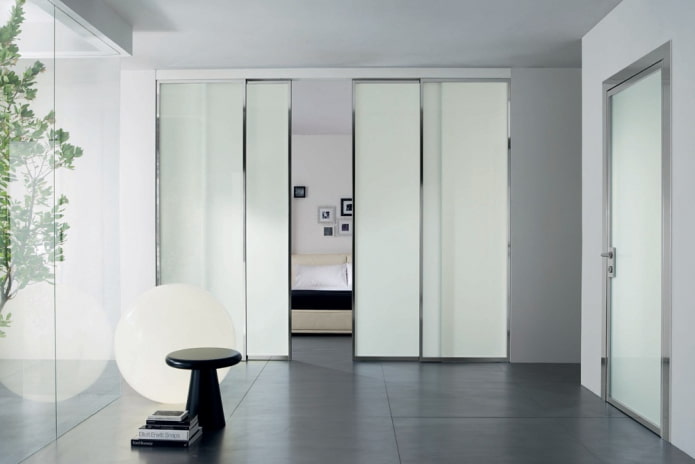 portes blanches dans un intérieur de style high-tech