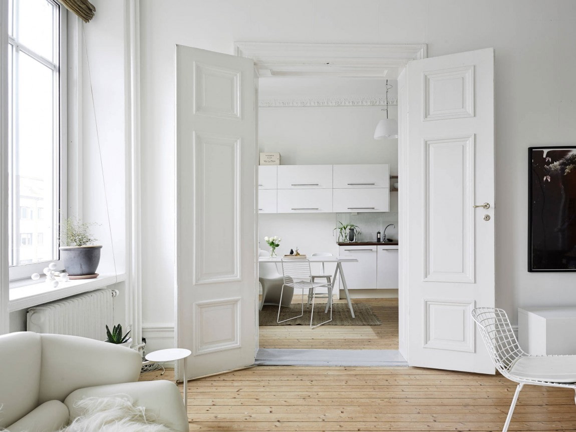 portes blanches à l'intérieur