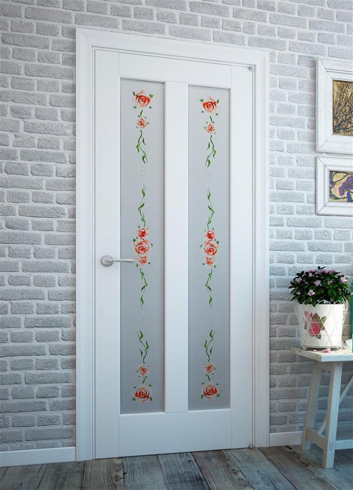 portes de couleur claire avec des dessins à l'intérieur