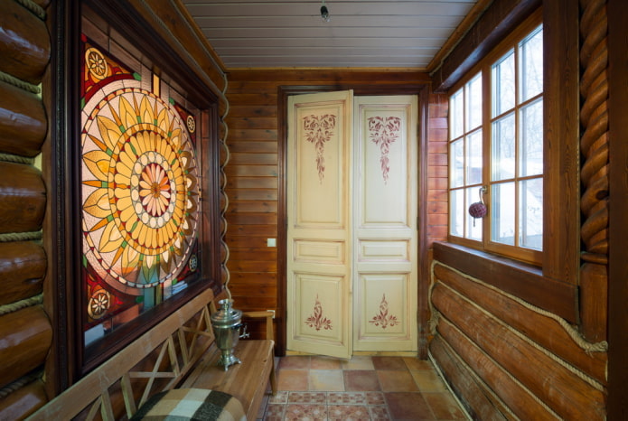 portes de couleur claire avec des dessins à l'intérieur