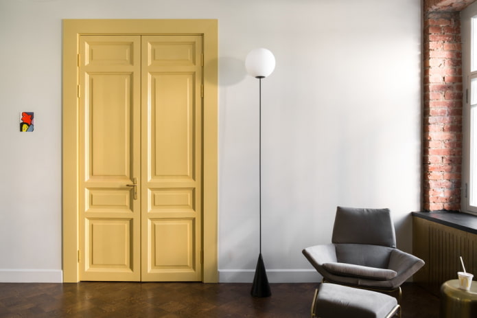 portes jaune clair à l'intérieur